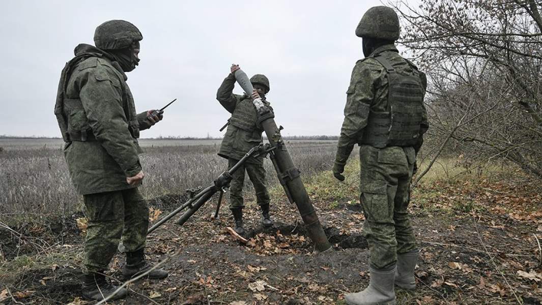 Военнослужащие минометного расчета Вооруженных сил РФ Южного военного округа участвуют в боевых действиях на запорожском направлении специальной военной операции