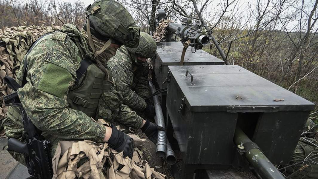 Военнослужащие подразделений радиоэлектронной борьбы Южного военного округа подготавливают к работе автоматизированную станцию помех из состава комплекса радиоэлектронной борьбы «Борисоглебск-2» в ходе выполнения специальной военной операции