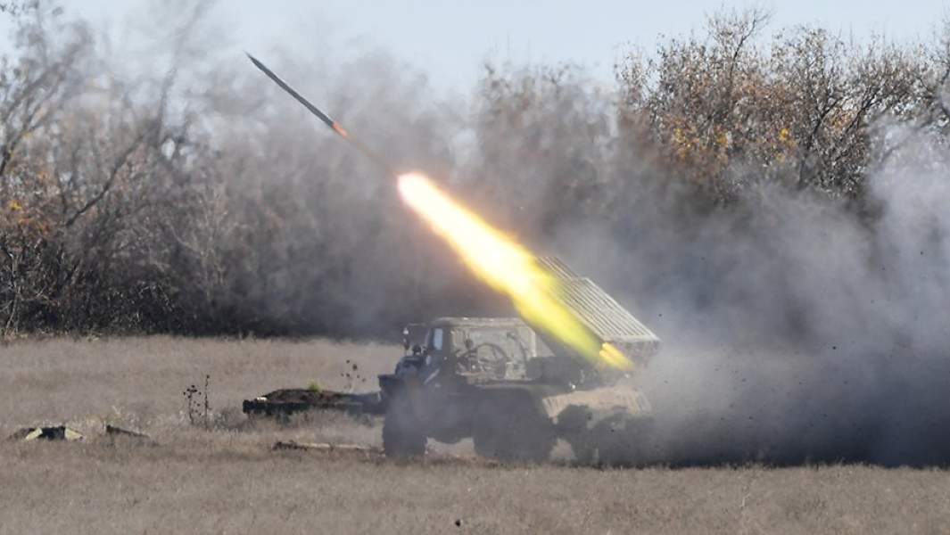 Работа расчета реактивной системы залпового огня БМ-21 «Град» ЮВО ВС РФ в зоне специальной военной операции