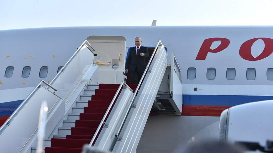 Президент РФ Владимир Путин, прибывший для участия в очередной сессии Совета коллективной безопасности Организации Договора о коллективной безопасности (ОДКБ), в аэропорту Еревана