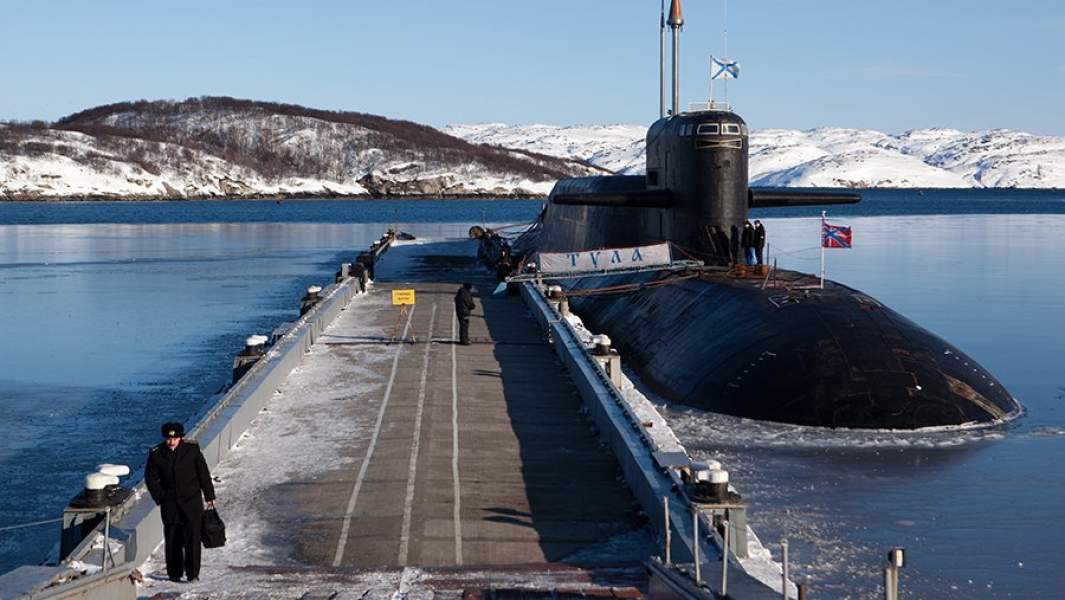 Атомная подводная лодка К-114 «Тула» у причала военно-морской базы Северного флота РФ в городе Гаджиево