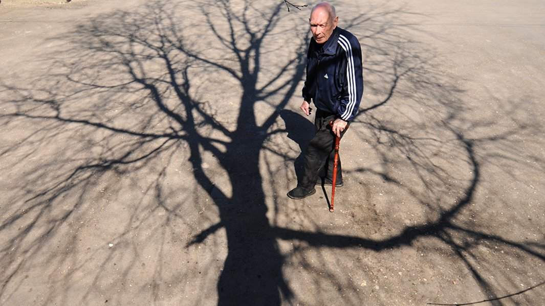 старик тень