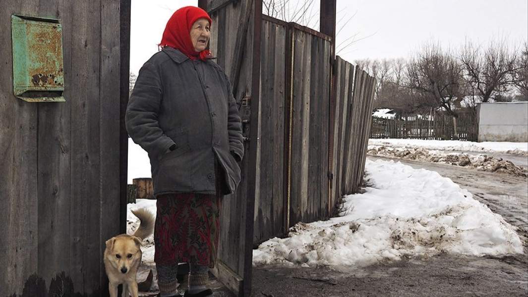 Жительница деревни у калитки своего дома