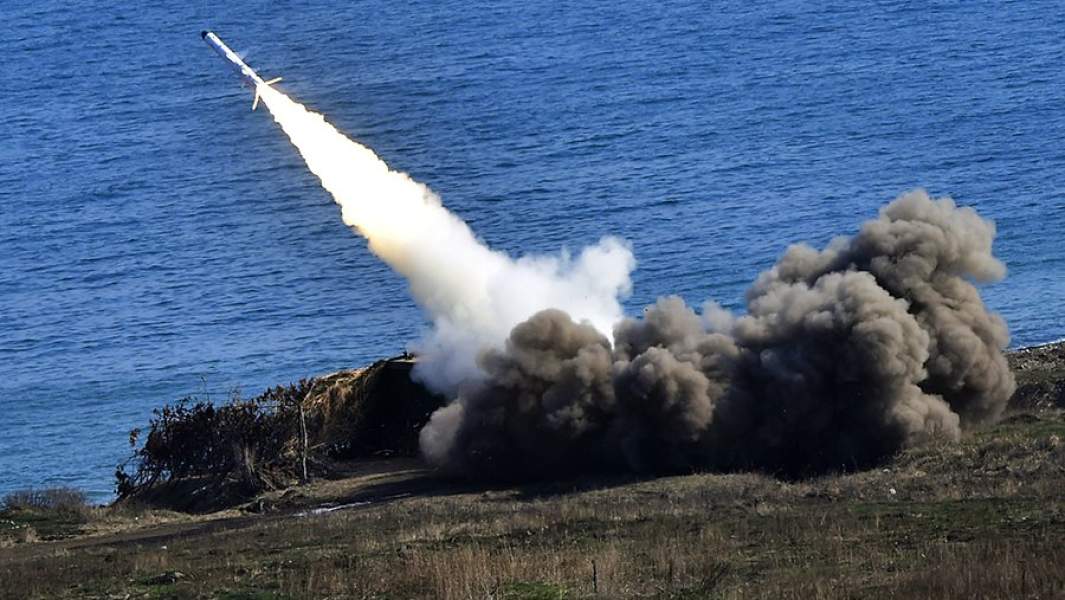 Береговой ракетный комплекс «Бал» во время пуска противокорабельной ракеты Х-35 на межвидовых учениях армейских и флотских подразделений Восточного военного округа