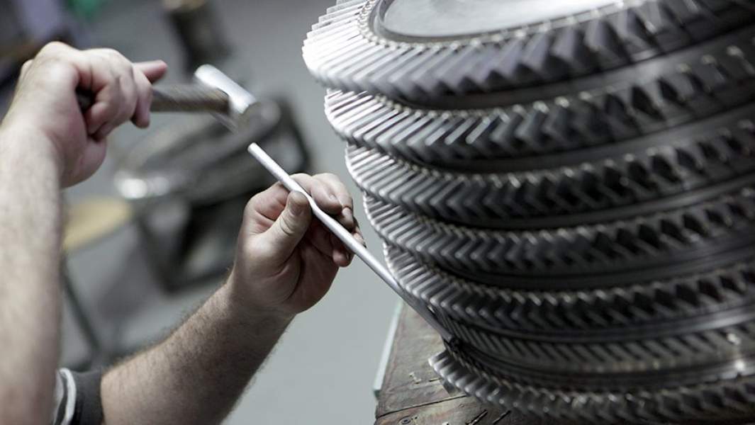 В сборочном цехе на заводе компании «ОАО «Мотор Сич»