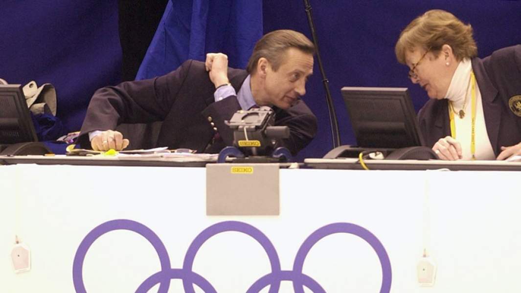 Олимпийский чемпион Александр Горшков представляет Россию в бригаде судей, которые оценивают выступления танцевальных пар на Олимпийских играх в Солт-Лейк-Сити. 2002 год