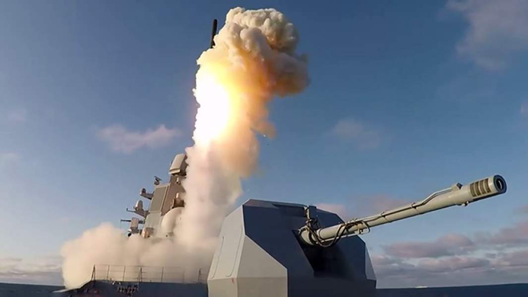 Пуск высокоточной крылатой ракеты «Калибр» с фрегата ВМС РФ