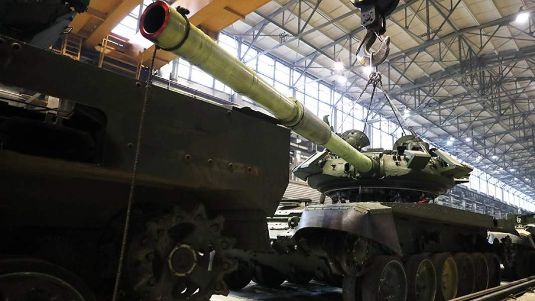 Установка башни на танк Т-72БЗ в механосборочном цехе № 130 «Уралвагонзавода»