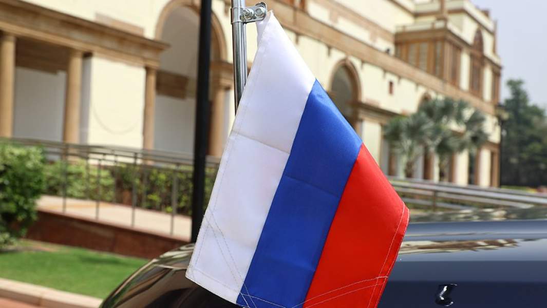 Российский флаг на автомобиле