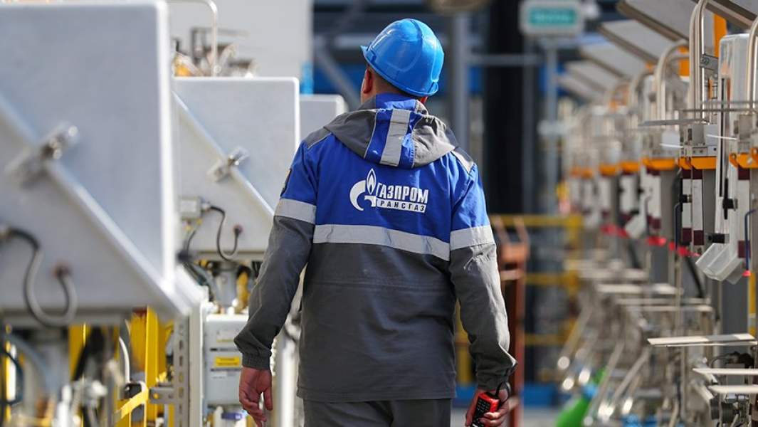 Сотрудник ПАО «Газпром» на территории газокомпрессорной станции 