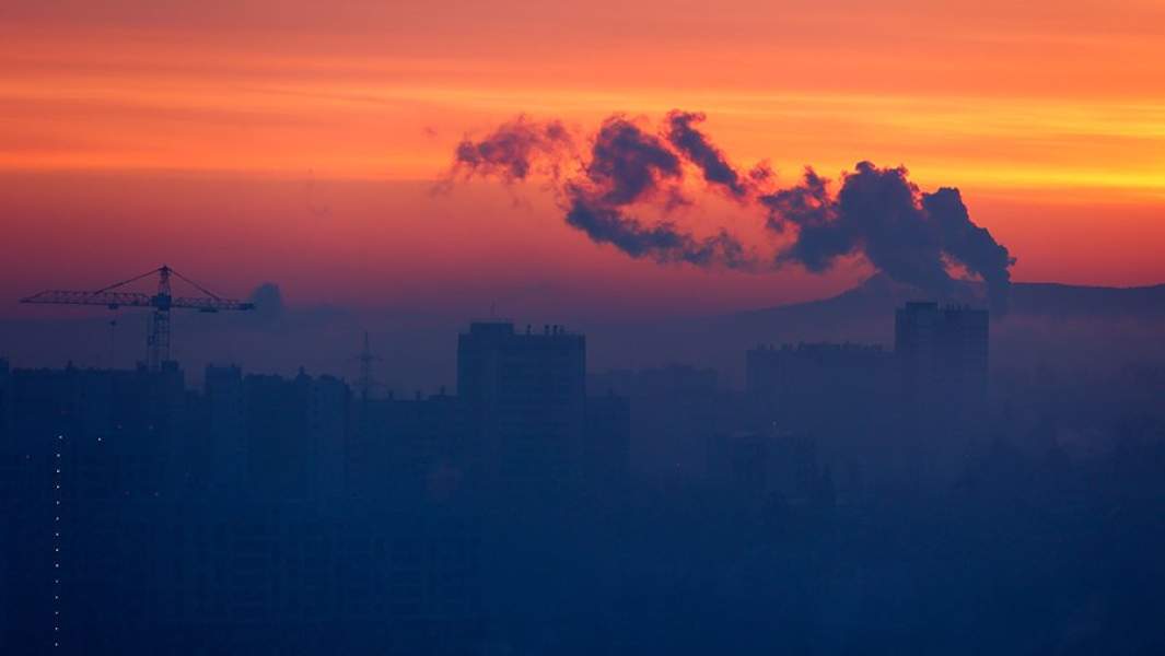 Смог над жилыми домами в Красноярске