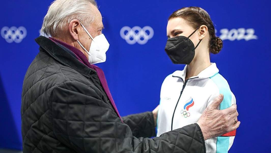 Президент Федерации фигурного катания России Александр Горшков и Анна Щербакова (ОКР) после выступления на Олимпиаде в Пекине