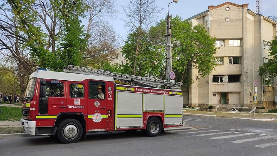 Вид на здание Министерства государственной безопасности Приднестровья, обстрелянное из ручных гранатометов 25 апреля