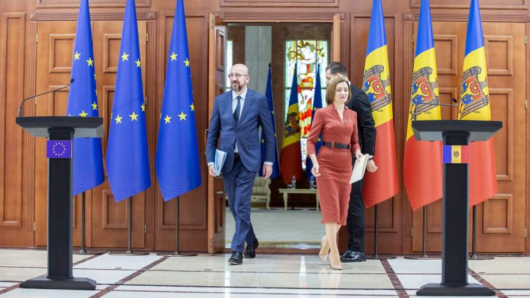 Президент Молдавии Майя Санду и председатель Европейского совета Шарль Мишель на совместной пресс-конференции в Кишиневе