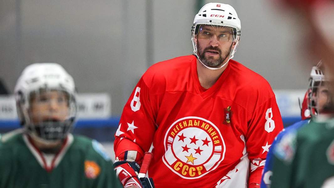 Хоккеист Александр Овечкин во время матча «Легенд хоккея» в рамках турнира по хоккею «Кубок Александра Овечкина» на ледовой арене имени Владимира Петрова