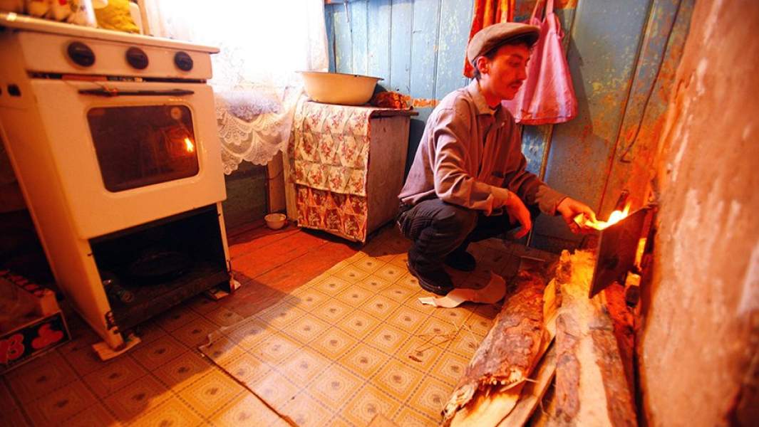 Разжигание печи в доме