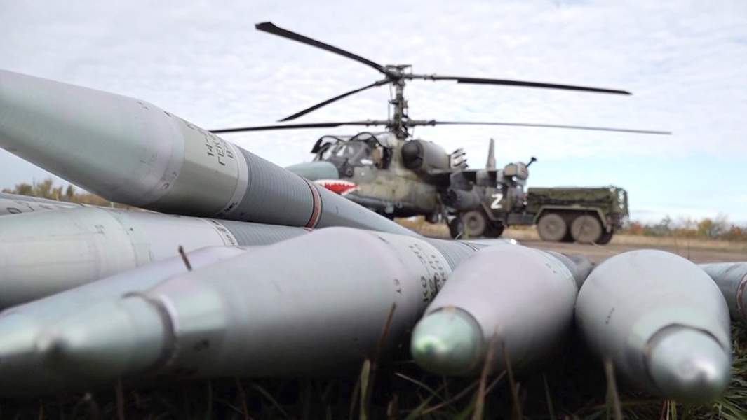 Ударный вертолет Ка-52 во время подготовки к вылету