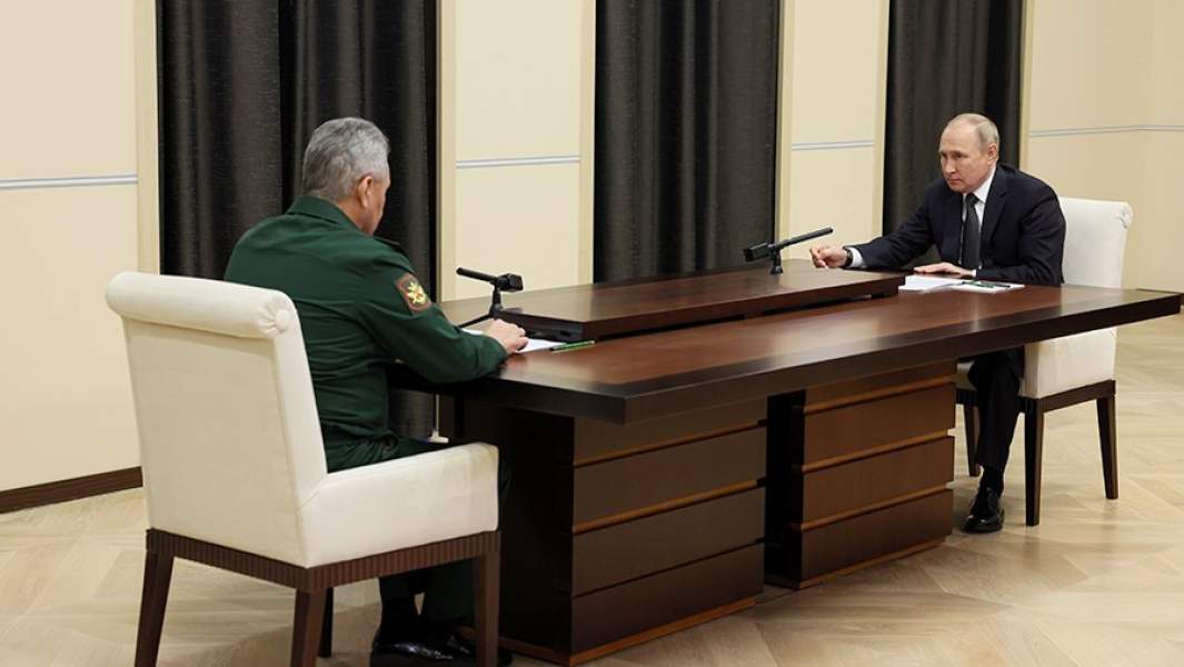 Президент РФ Владимир Путин и министр обороны РФ Сергей Шойгу во время встречи