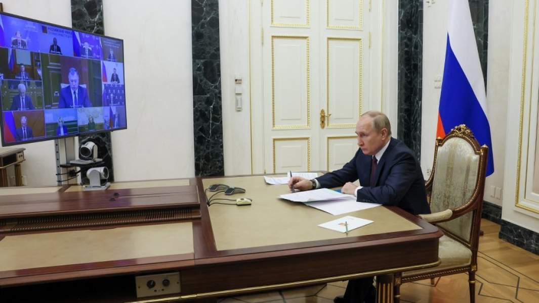 Владимир Путин во время совещания с членами правительства РФ