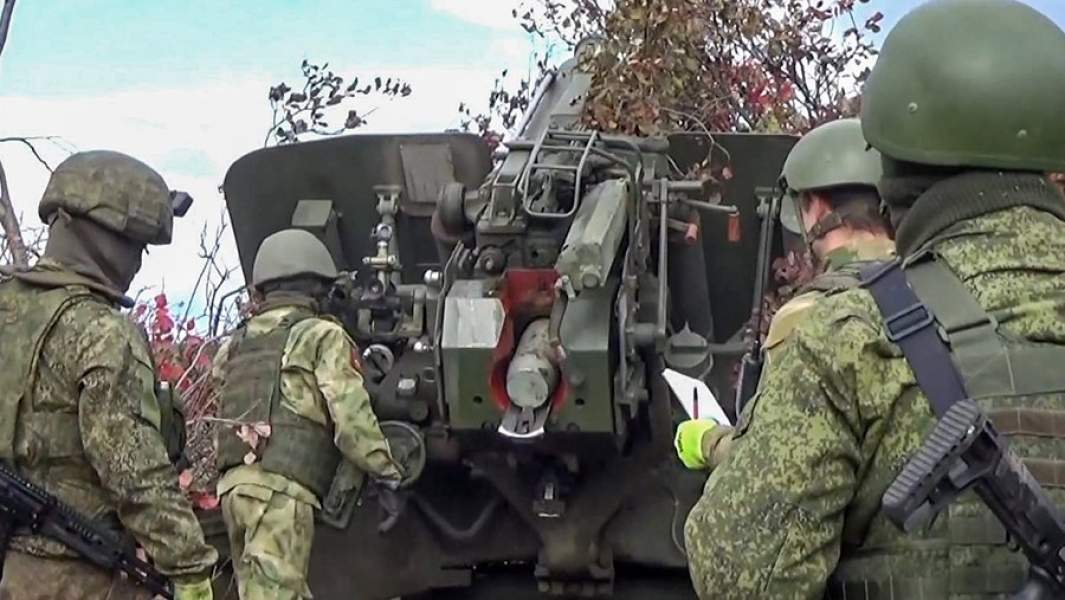 Расчет артиллерийской установки «Мста-Б» Южного военного округа на боевой позиции в зоне проведения специальной военной операции