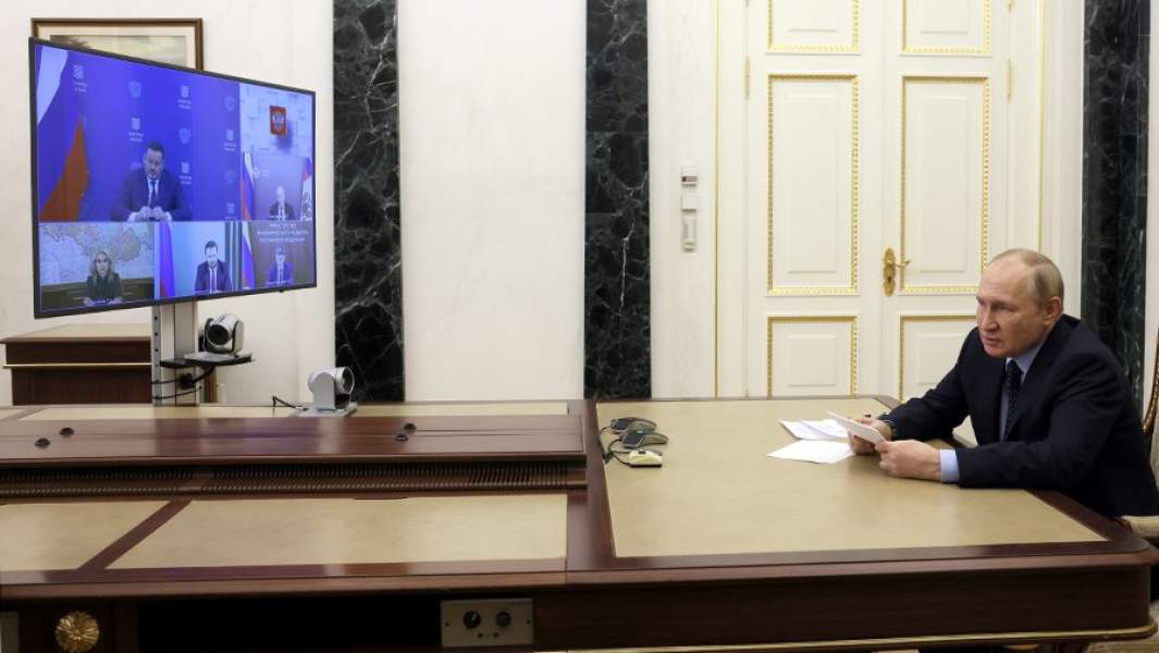 Владимир Путин в Кремле во время совещания по вопросу поддержки доходов семей с детьми в режиме видеоконференции