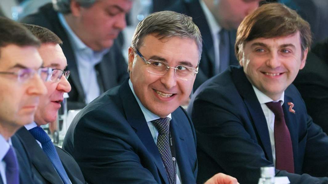 Министр просвещения РФ Сергей Кравцов и министр науки и высшего образования РФ Валерий Фальков (справа налево) на заседании почетного жюри премии российского общества «Знание» в ЦМТ