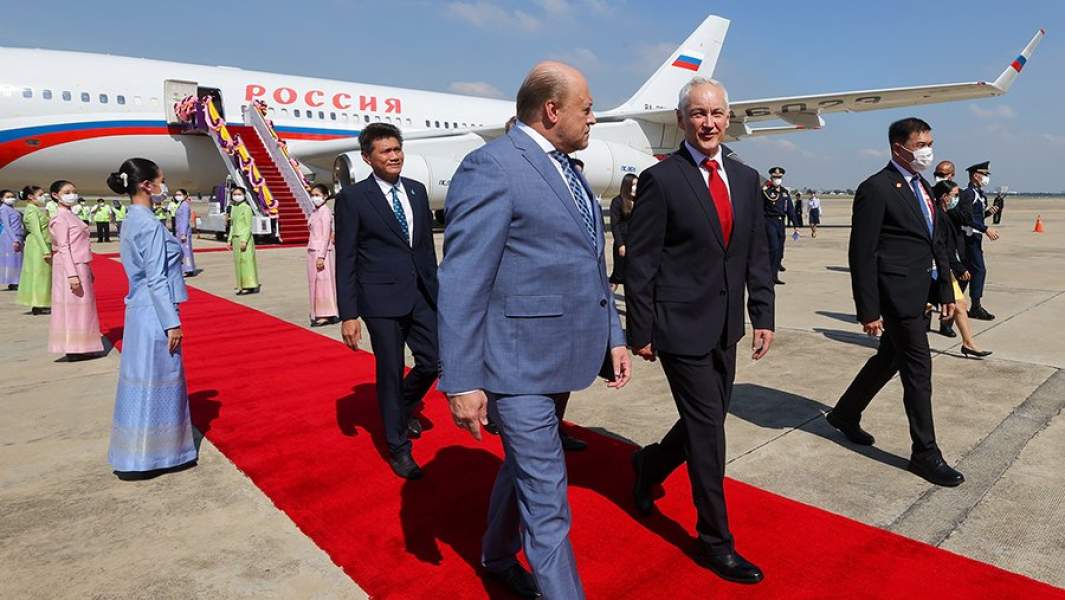 Посол России в Королевстве Таиланд Евгений Томихин и первый вице-премьер РФ Андрей Белоусов прибывают на саммит АТЭС в Бангкок 