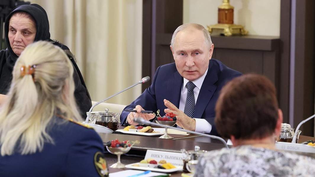 Владимир Путин во время встречи с матерями военнослужащих, принимающих участие в специальной военной операции