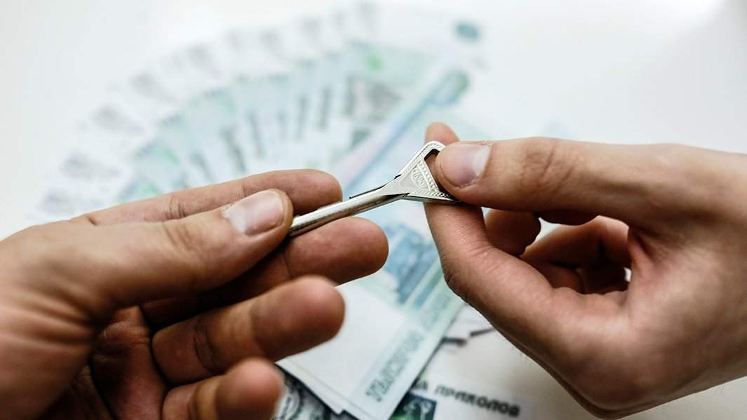 ключи деньги руки