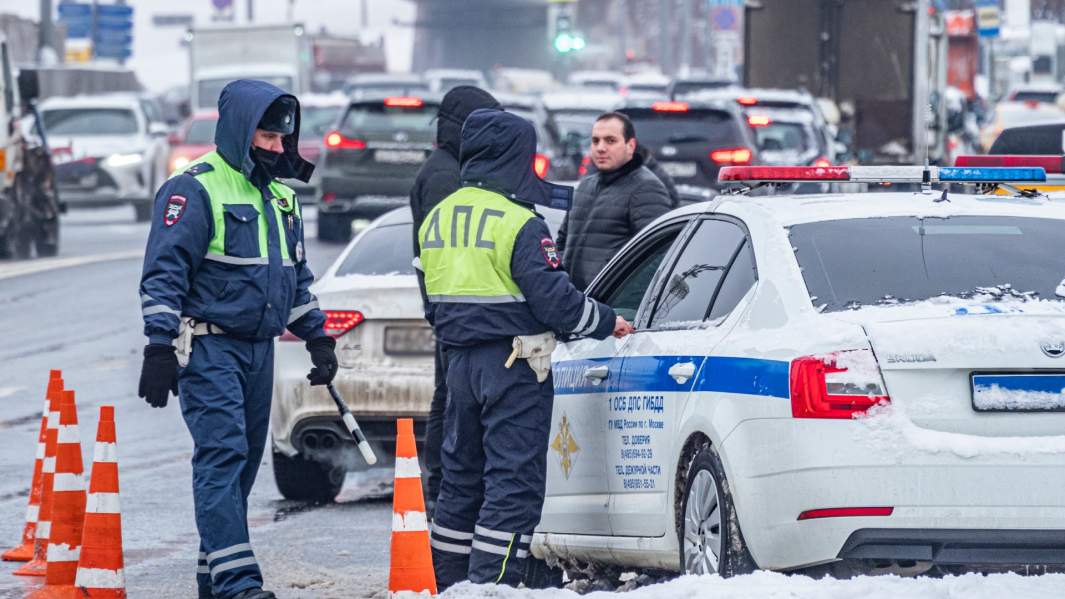 Сотрудники ГИБДД штрафуют автолюбителя