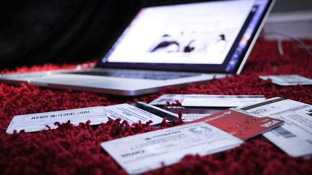 ноутбук кредитная банковская карта