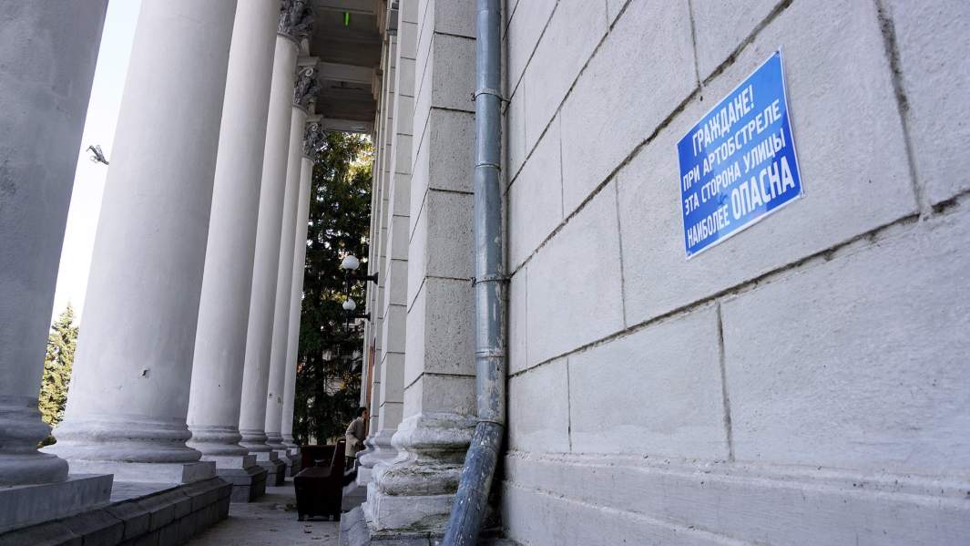 Вот такие таблички висят на северных фасадах домов в Новой Каховке