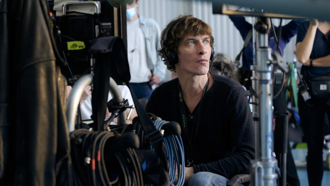 Седрик Жименес на съемках фильма «Шрамы Парижа»