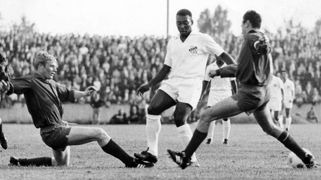 Пеле (в центре) в составе сборной Бразилии по футболу в матче против сборной Саара