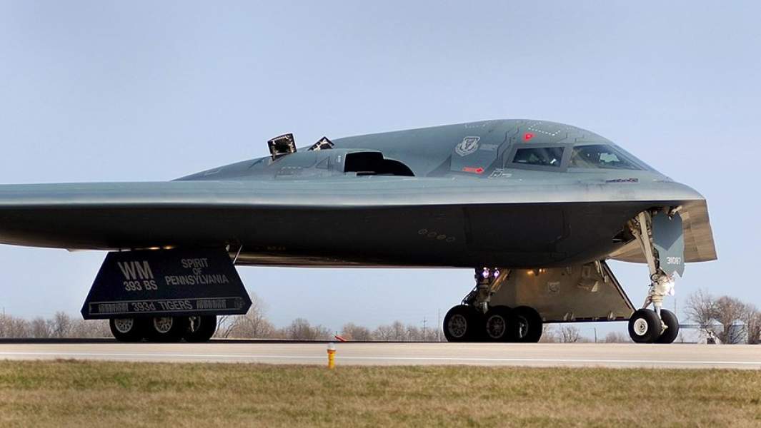Американский тяжелый малозаметный стратегический бомбардировщик B-2