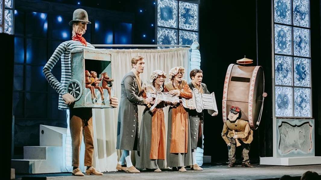 Сцена из спектакля «Рождественская история»