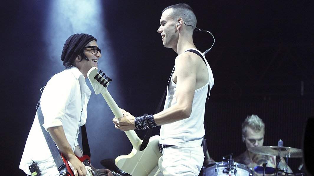 Брайан Молко, бас-гитарист Стефан Олсдал и барабанщик Стивен Форрест выступают на фестивале Highfield 2010 в Stoermthaler See в Гросспоэсне, Германия. 21 августа 2010г.