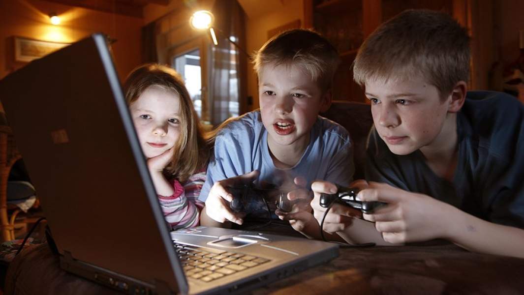 Дети играют в компьютер