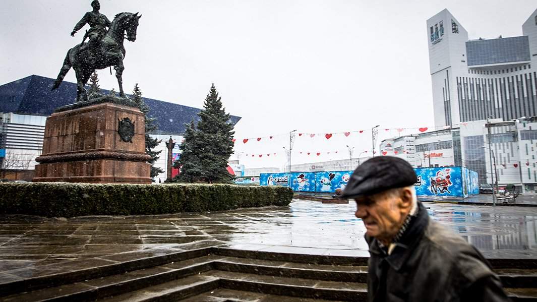 площадь памятник пожилой мужчина