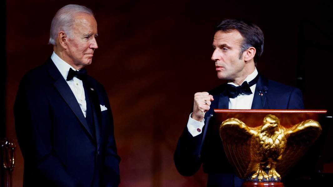 Президент США Джо Байден (слева) и президент Франции Эммануэль Макрон