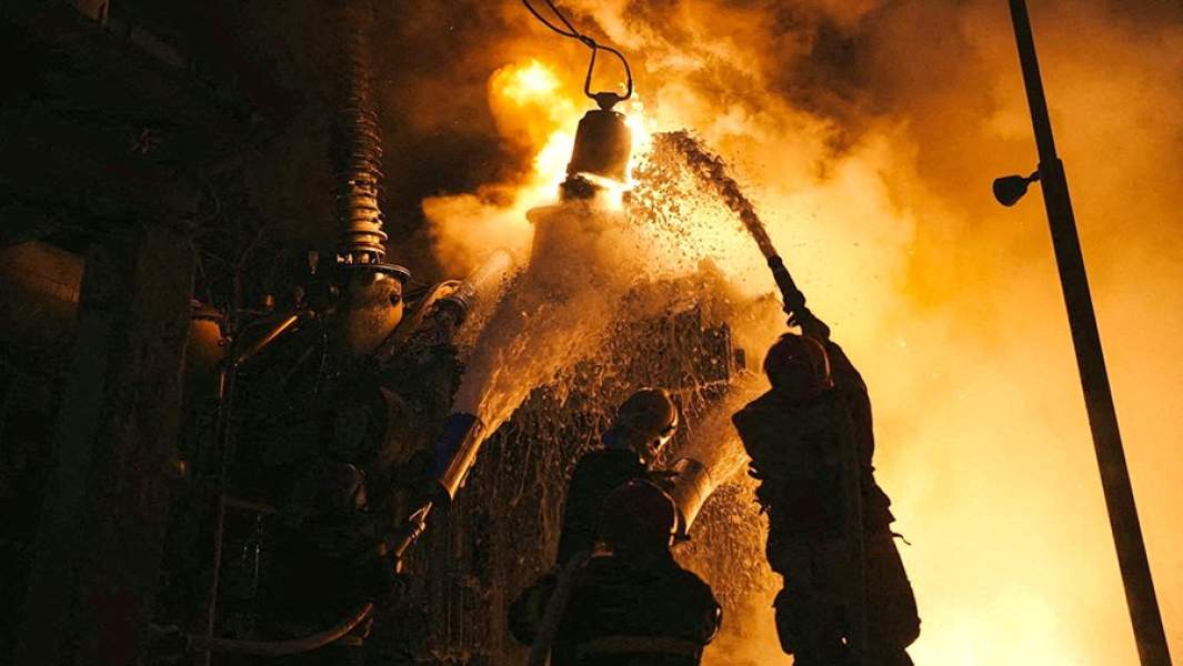Сотрудники МЧС Украины ликвидируют пожар на одном из объектов критической инфраструктуры