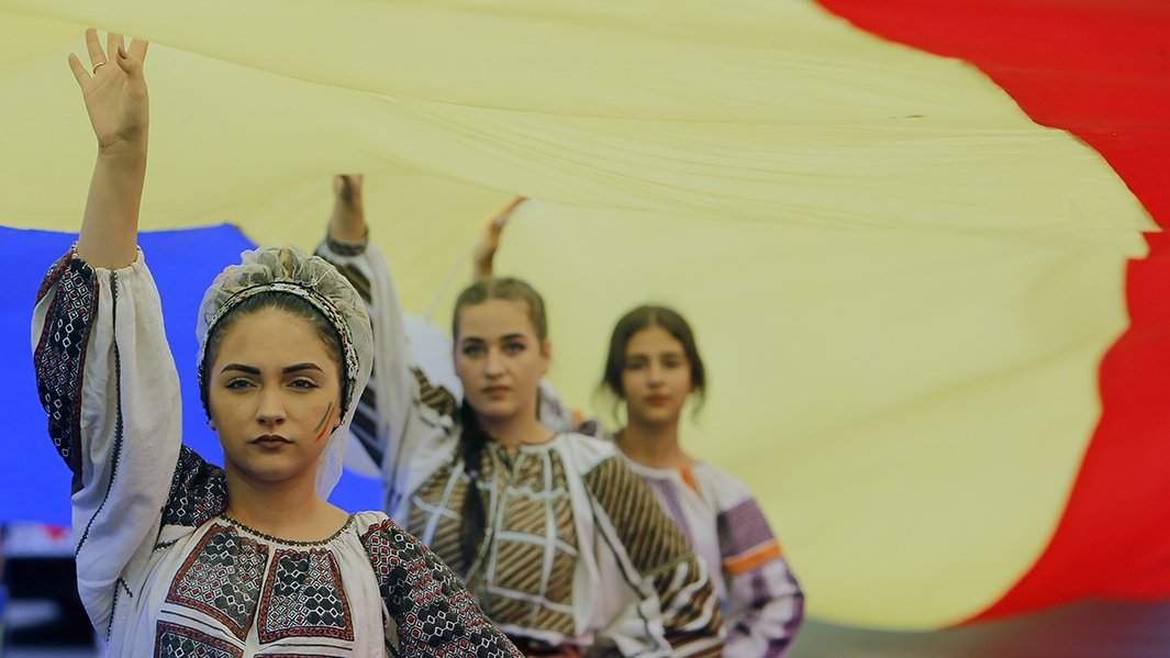 девушки в народных костюмах румынии