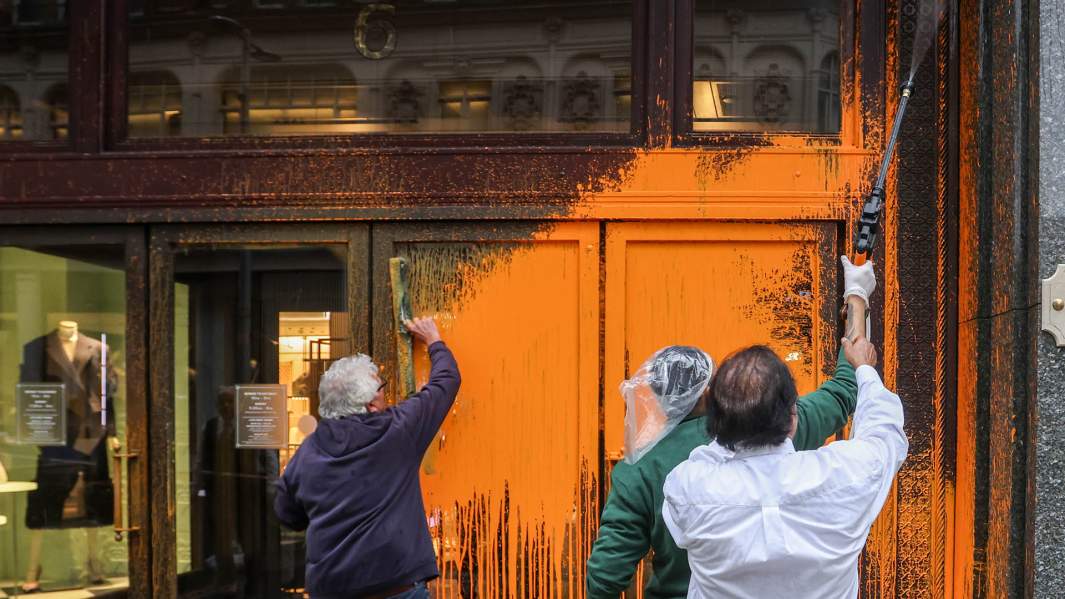 Испорченная активистами дверь бутика