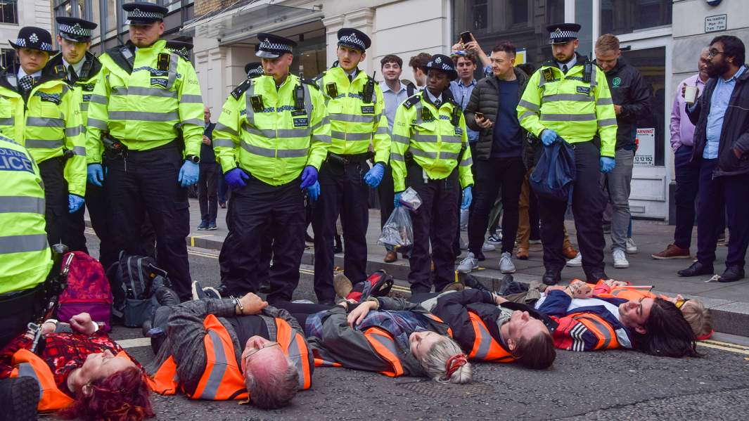 Полицейские задерживают протестующих во время демонстрации