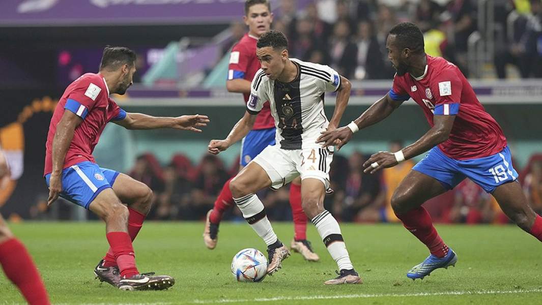 Полузащитник сборной Германии Джамал Мусиала во время матча с Коста-Рикой в групповом этапе Чемпионата мира по футболу в Катаре