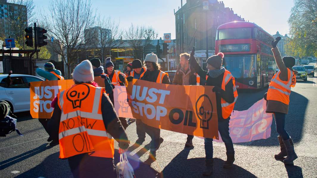 Экоактивисты проводят акцию протеста на улицах Лондона