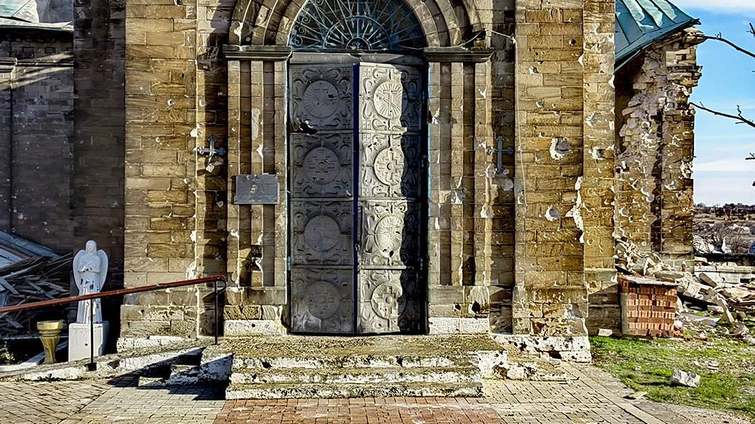 Разрушенный после недавнего обстрела храм имени Дмитрия Солунского