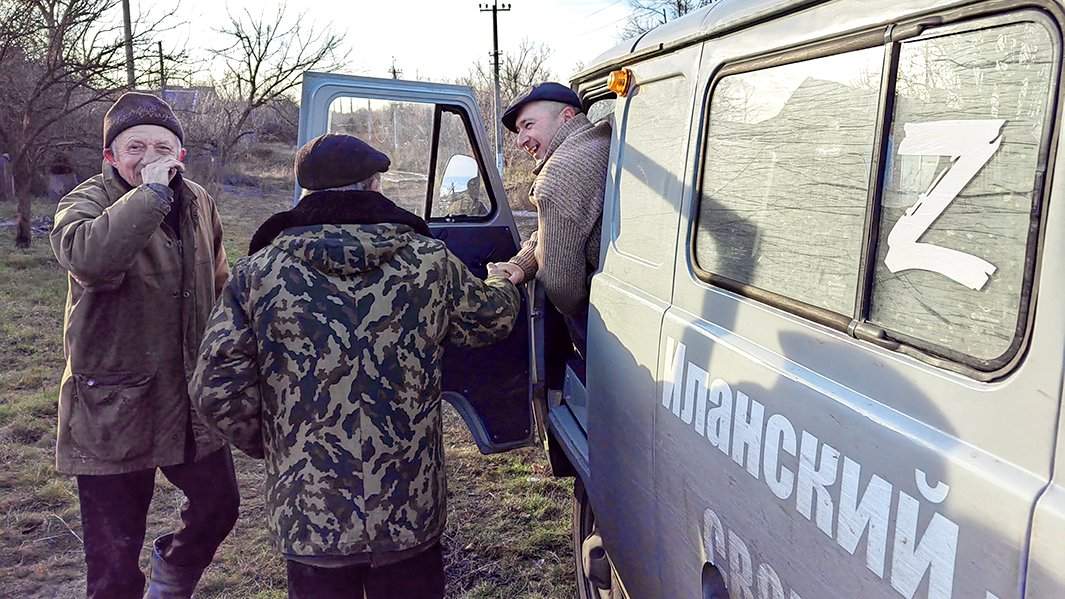 В поселке Троицкое. Одни из последних жителей, справа Сергей Павлов