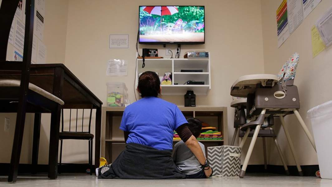 Ребенок смотрит телевизор