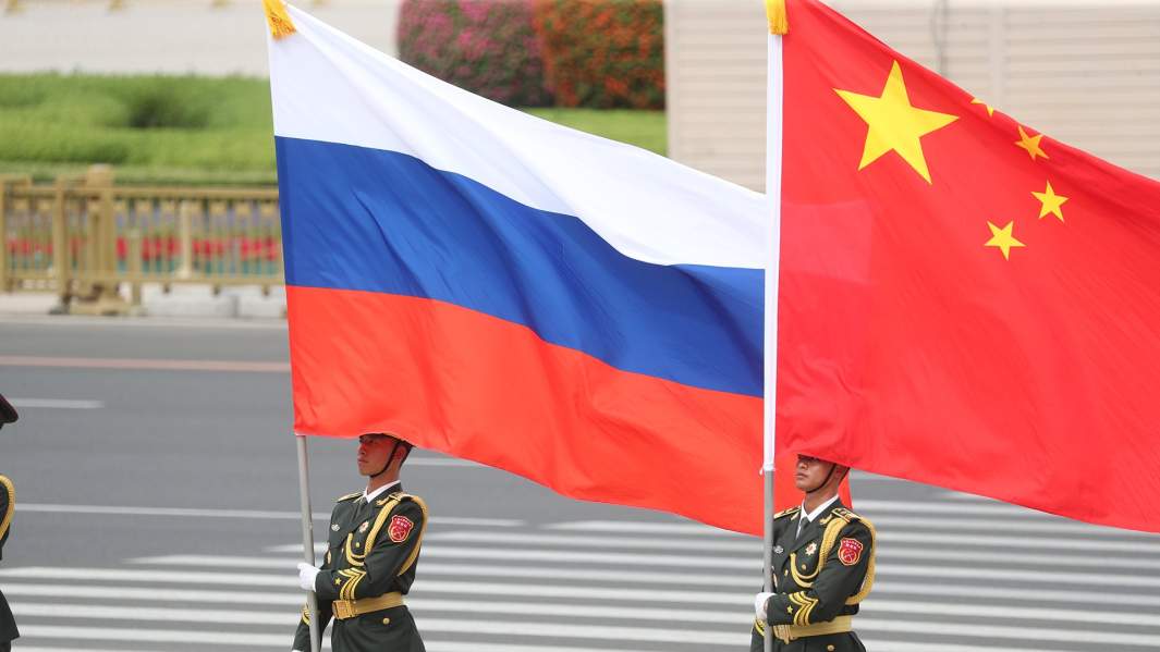Флаги России и Китая